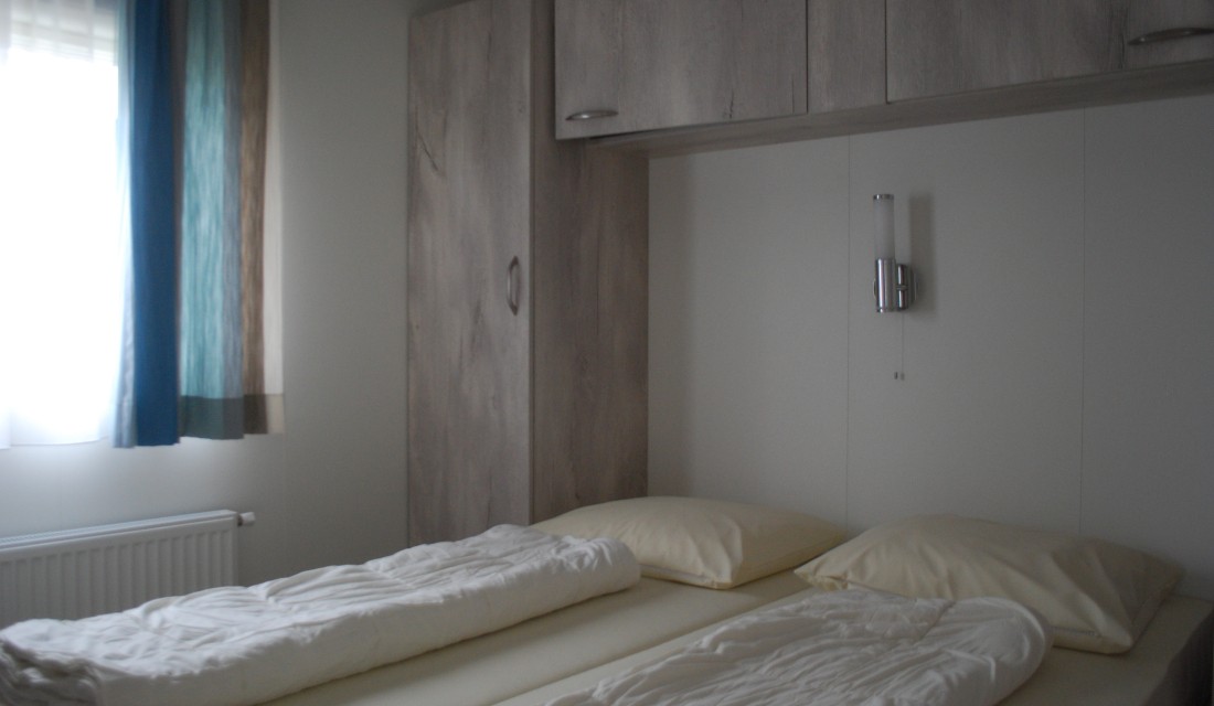 Chalet-3 Camping Janse Slaapkamer.jpg