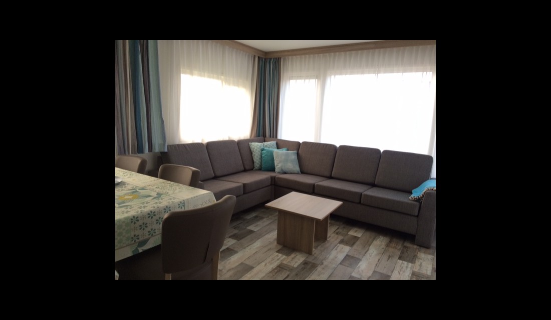 Chalet 1 Camping Janse woonkamer.jpg